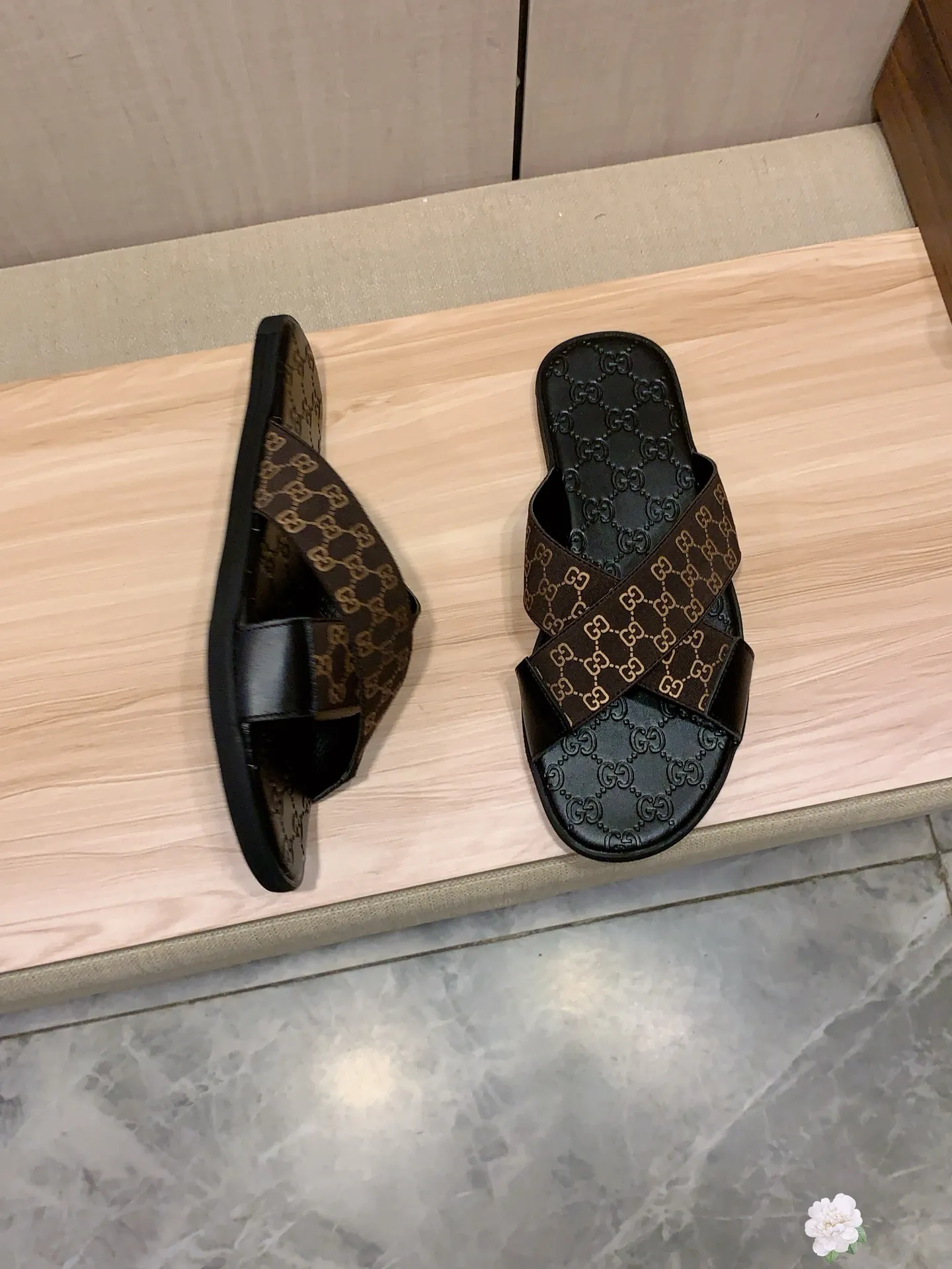 Slippers: New model: Factory price: 260💰💰🎩🎩🔥🔥《 Gucci* 》Series of slippers top purchasing agent🔍🔍Sold at the same time for men, original Italian imported webbing made of selected cowhide, exquisite workmanship,), sole: (super comfortable) original factory special sole, ⚠️exclusive double-layer movable molded sole super comfortable⚠️, real shot🎬the real thing is more beautiful🔍🔍266 regular code 38-44, can be ordered 45.